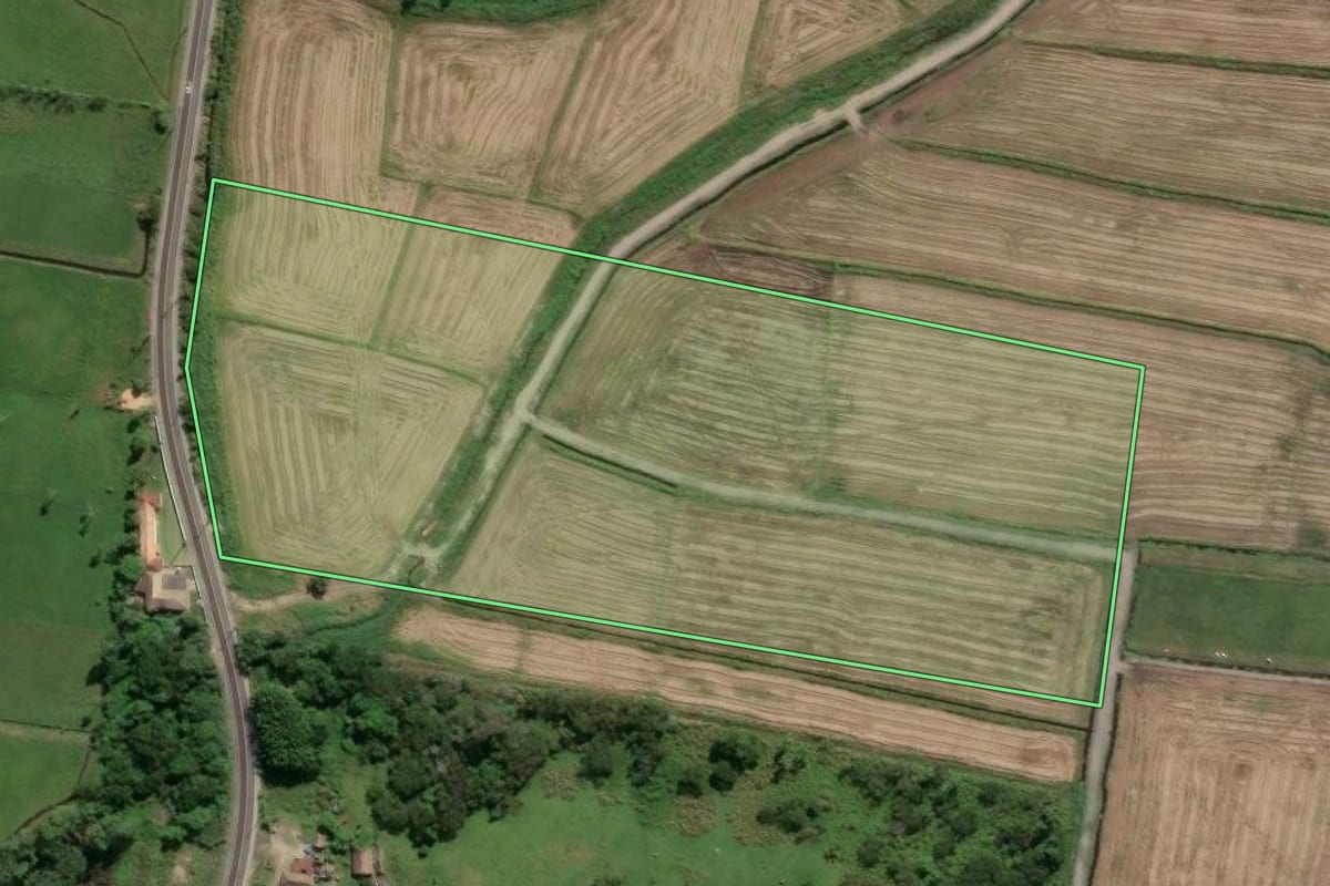 Imagem de satélite do imóvel rural em Imaruí (SC), com o contorno declarado no CAR desenhado por cima.