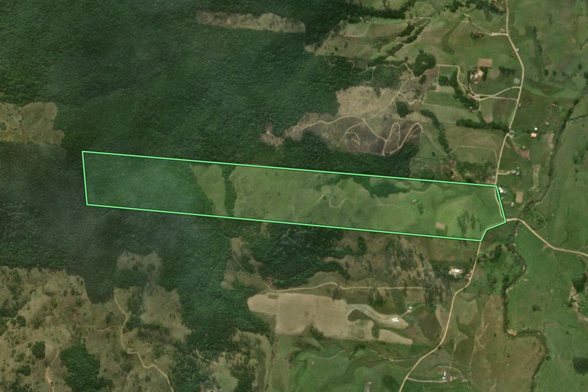 Imagem de satélite do imóvel rural em Imaruí (SC), com o contorno declarado no CAR desenhado por cima.