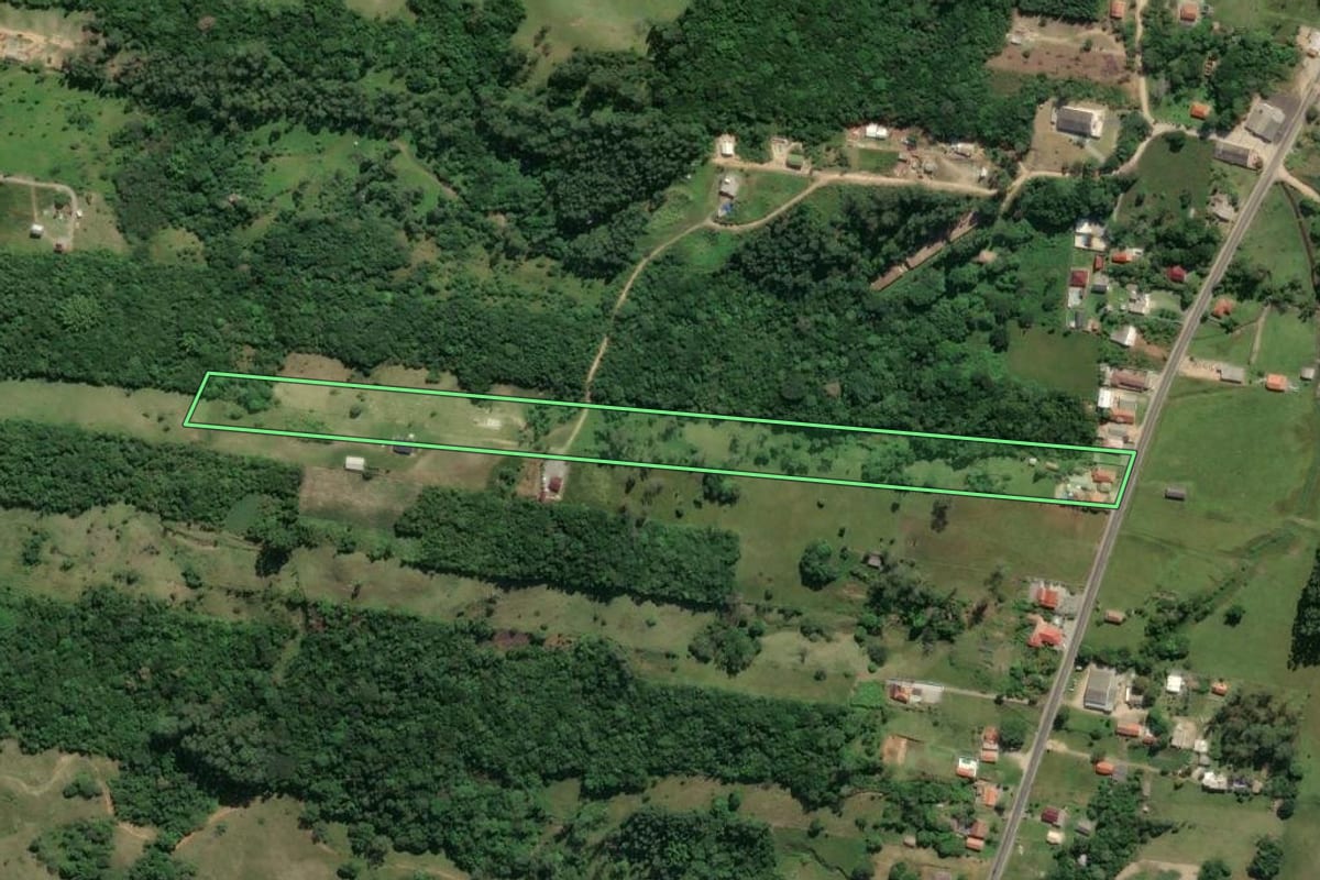 Imagem de satélite do imóvel rural em Imaruí (SC), com o contorno declarado no CAR desenhado por cima.