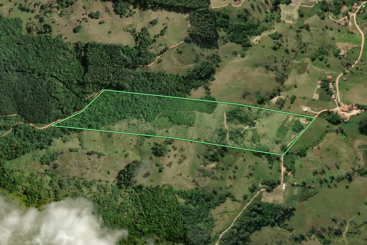 Imagem de satélite do imóvel rural em Imaruí (SC), com o contorno declarado no CAR desenhado por cima.