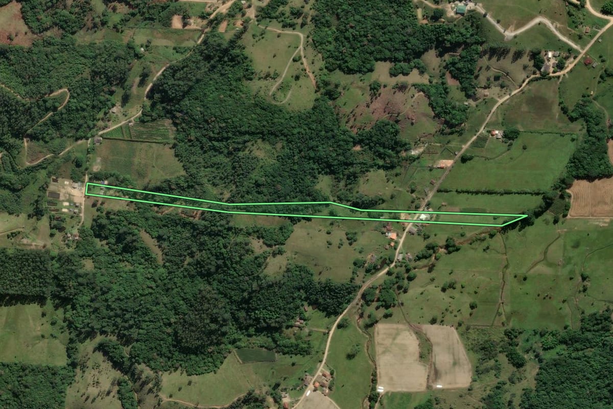 Imagem de satélite do imóvel rural em Imaruí (SC), com o contorno declarado no CAR desenhado por cima.