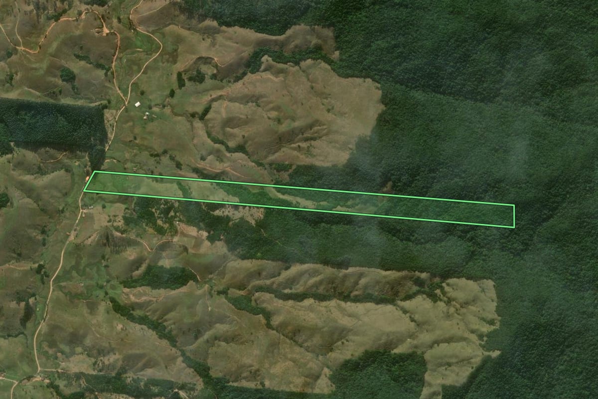 Imagem de satélite do imóvel rural em Imaruí (SC), com o contorno declarado no CAR desenhado por cima.