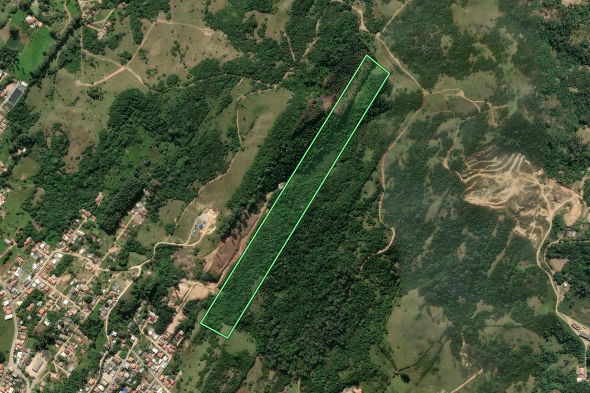 Imagem de satélite do imóvel rural em Imaruí (SC), com o contorno declarado no CAR desenhado por cima.