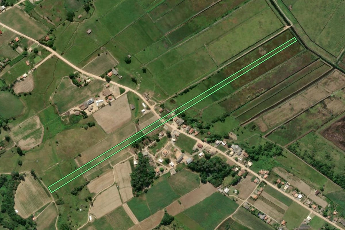 Imagem de satélite do imóvel rural em Imaruí (SC), com o contorno declarado no CAR desenhado por cima.