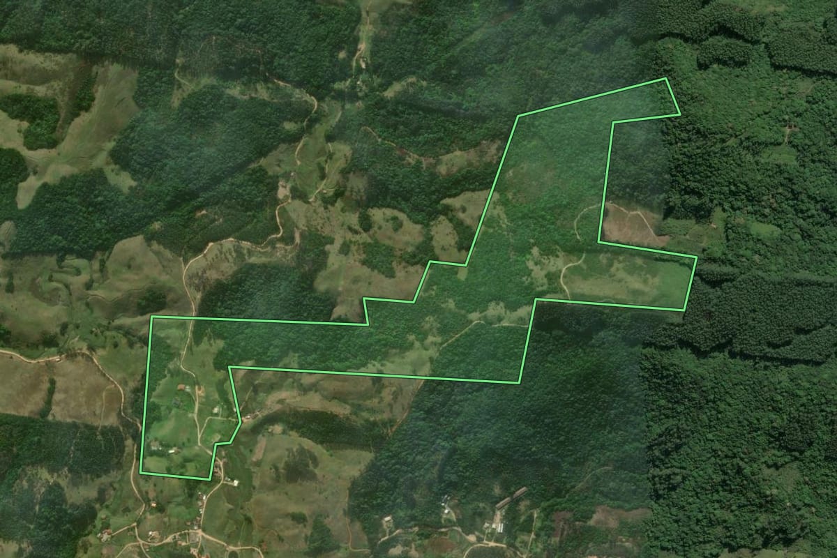 Imagem de satélite do imóvel rural em Imaruí (SC), com o contorno declarado no CAR desenhado por cima.