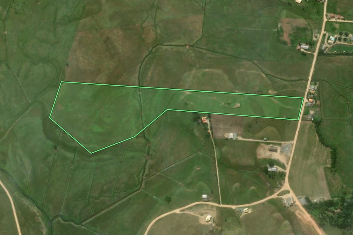 Imagem de satélite do imóvel rural em Imaruí (SC), com o contorno declarado no CAR desenhado por cima.
