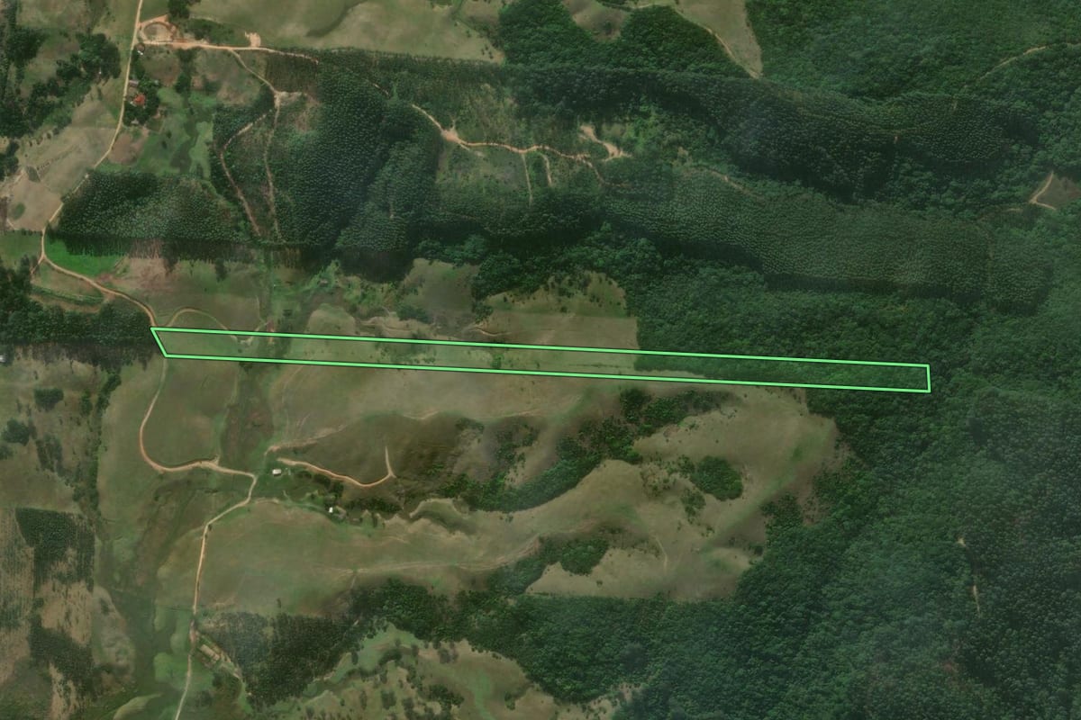 Imagem de satélite do imóvel rural em Imaruí (SC), com o contorno declarado no CAR desenhado por cima.