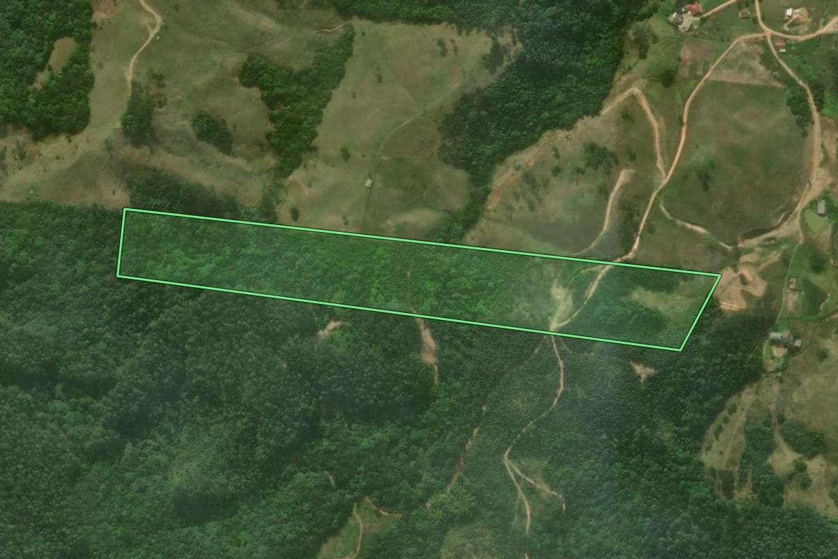 Imagem de satélite do imóvel rural em Imaruí (SC), com o contorno declarado no CAR desenhado por cima.