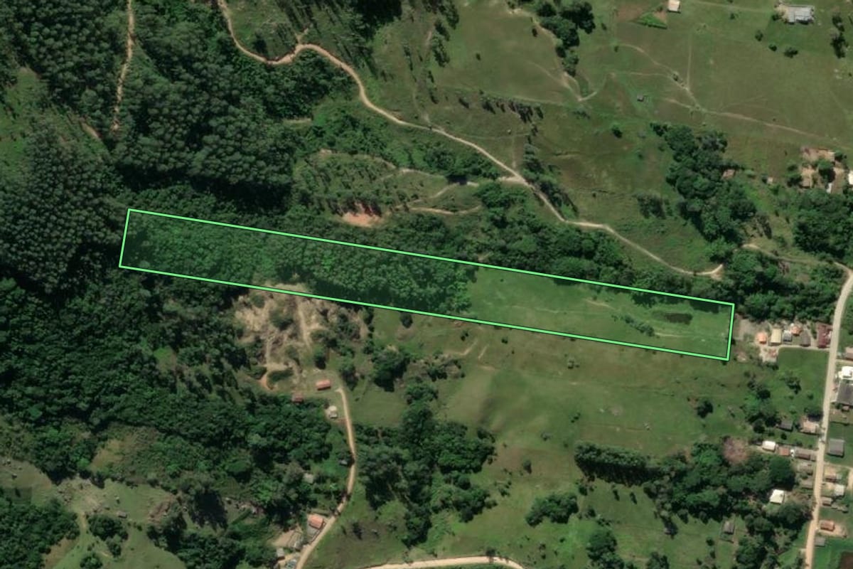 Imagem de satélite do imóvel rural em Imaruí (SC), com o contorno declarado no CAR desenhado por cima.