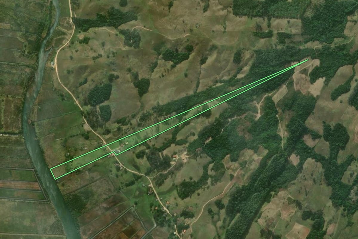 Imagem de satélite do imóvel rural em Imaruí (SC), com o contorno declarado no CAR desenhado por cima.