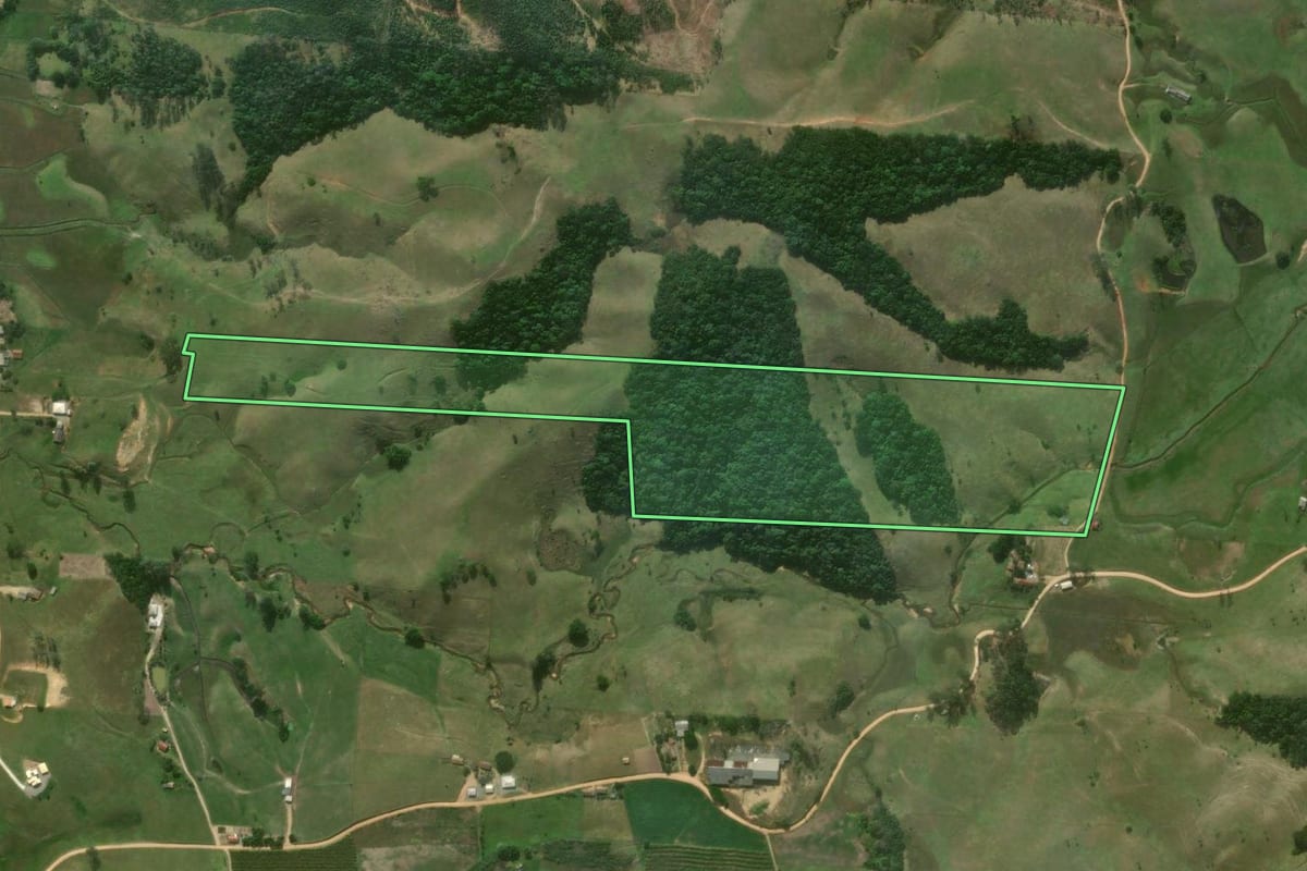 Imagem de satélite do imóvel rural em Imaruí (SC), com o contorno declarado no CAR desenhado por cima.