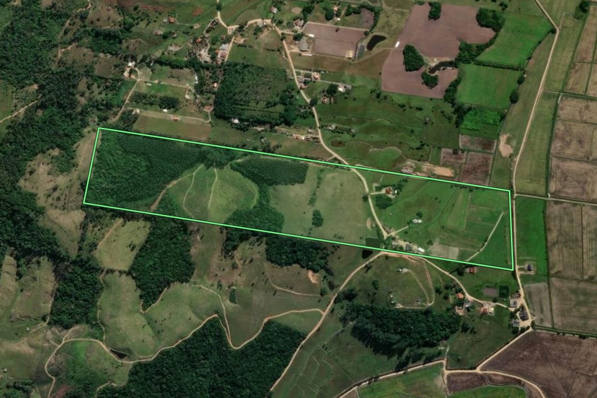 Imagem de satélite do imóvel rural em Imaruí (SC), com o contorno declarado no CAR desenhado por cima.