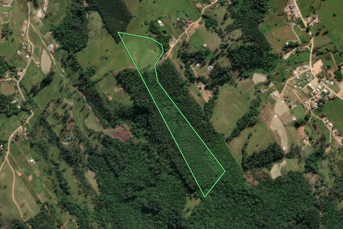 Imagem de satélite do imóvel rural em Imaruí (SC), com o contorno declarado no CAR desenhado por cima.