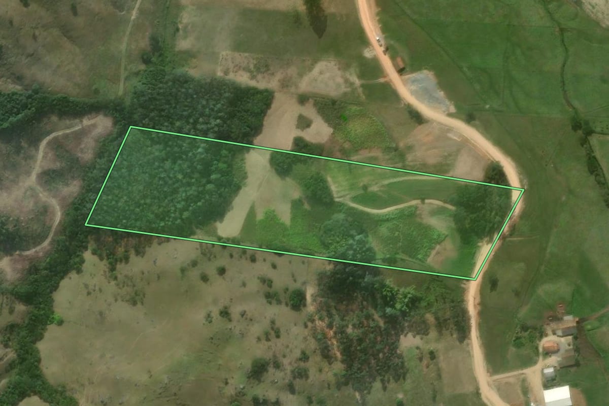 Imagem de satélite do imóvel rural em Imaruí (SC), com o contorno declarado no CAR desenhado por cima.