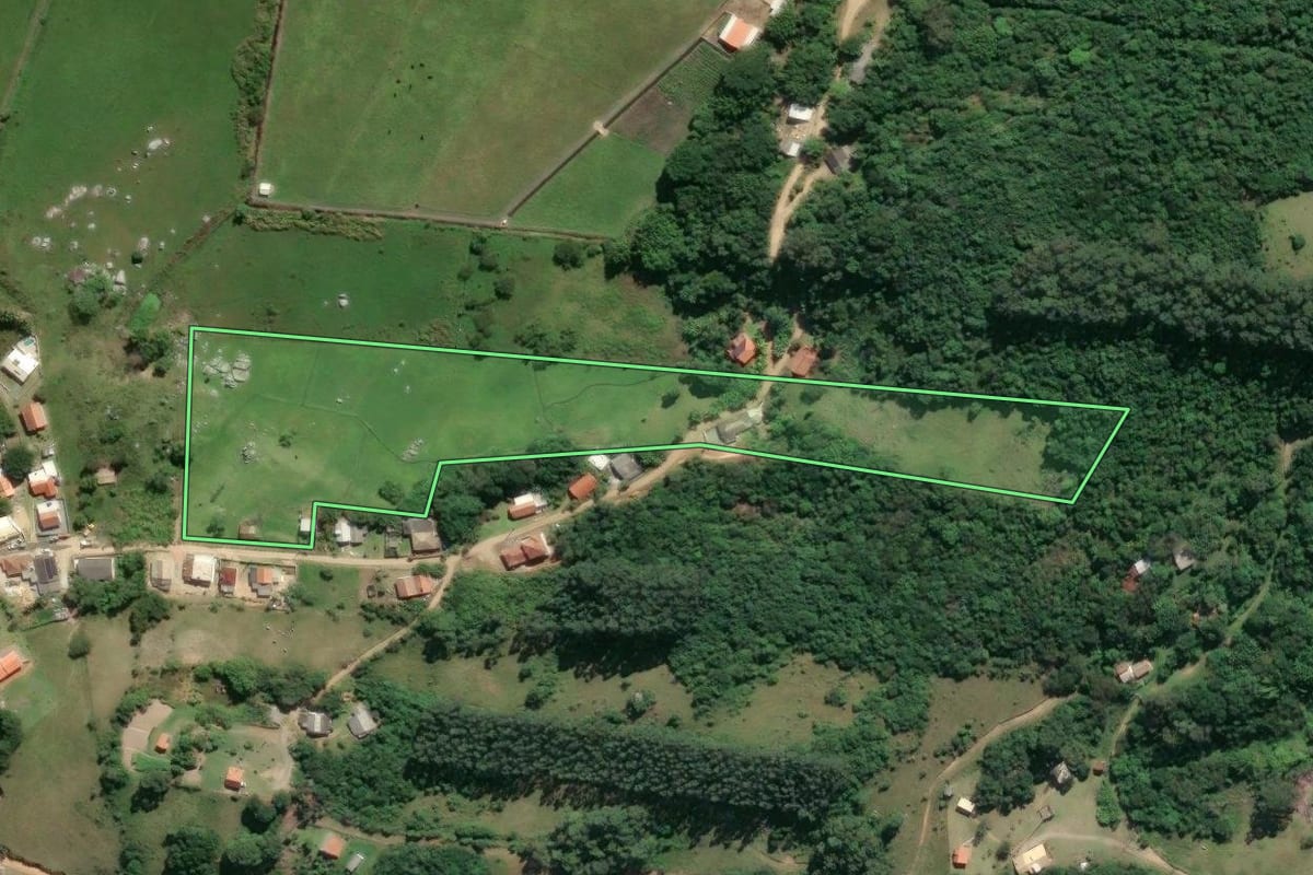 Imagem de satélite do imóvel rural em Imaruí (SC), com o contorno declarado no CAR desenhado por cima.