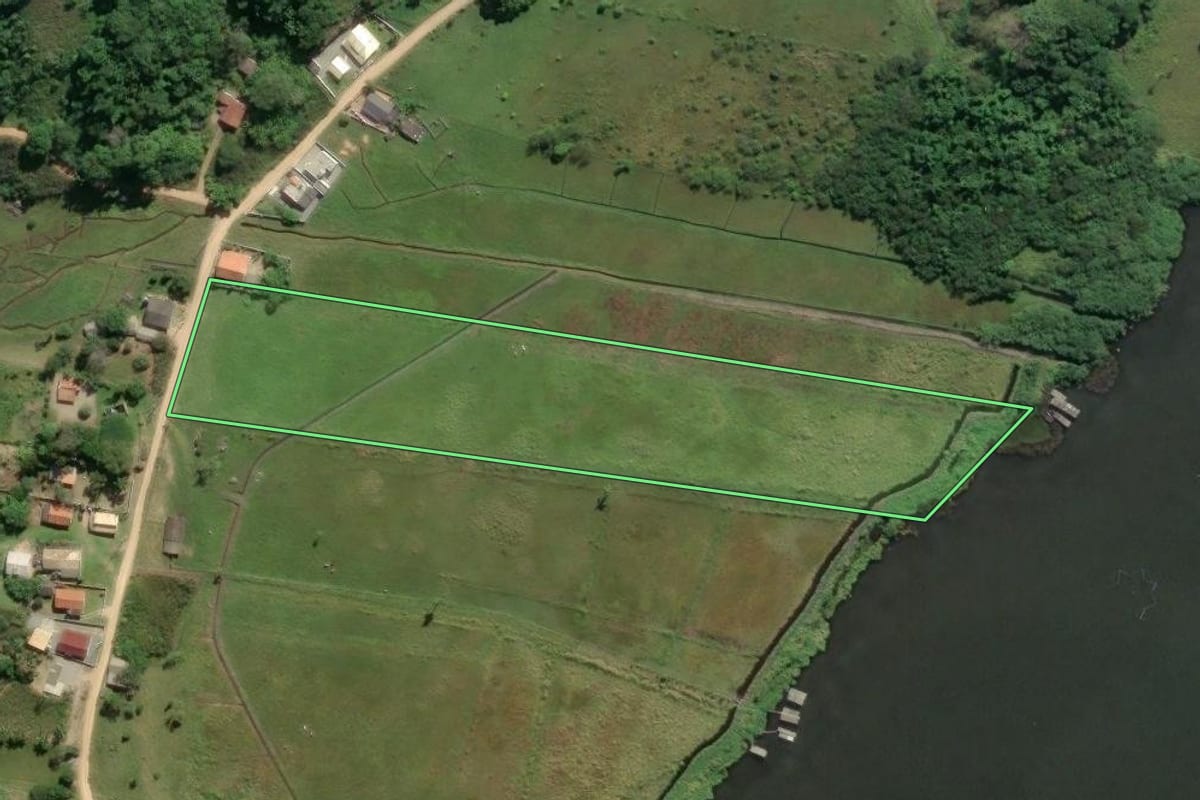 Imagem de satélite do imóvel rural em Imaruí (SC), com o contorno declarado no CAR desenhado por cima.