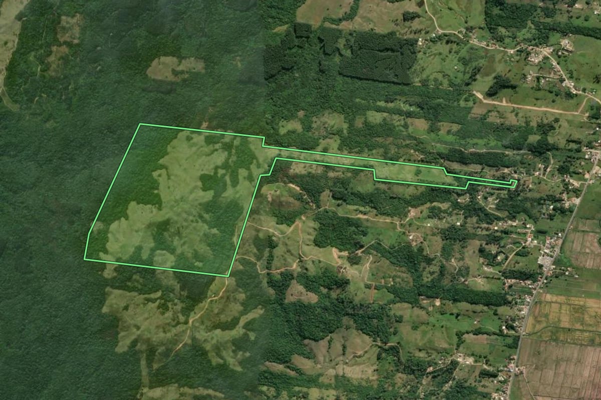 Imagem de satélite do imóvel rural em Imaruí (SC), com o contorno declarado no CAR desenhado por cima.