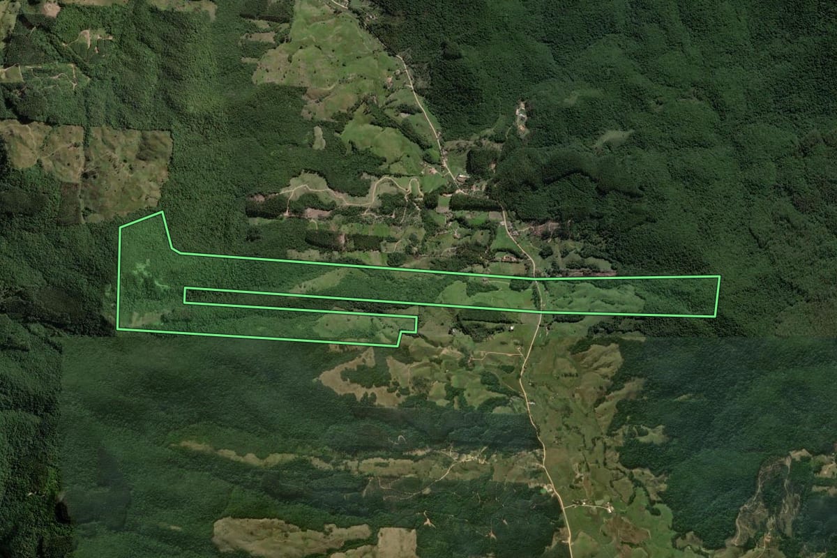 Imagem de satélite do imóvel rural em Imaruí (SC), com o contorno declarado no CAR desenhado por cima.