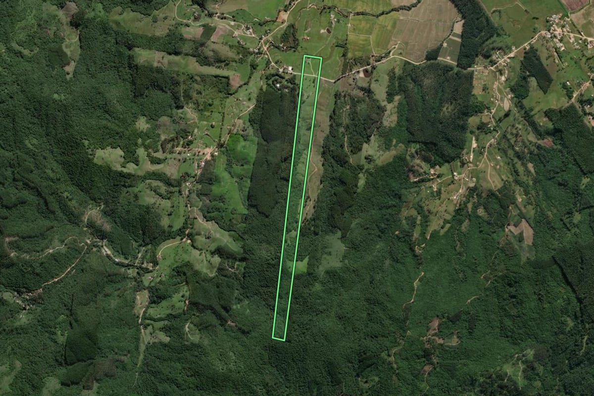 Imagem de satélite do imóvel rural em Imaruí (SC), com o contorno declarado no CAR desenhado por cima.