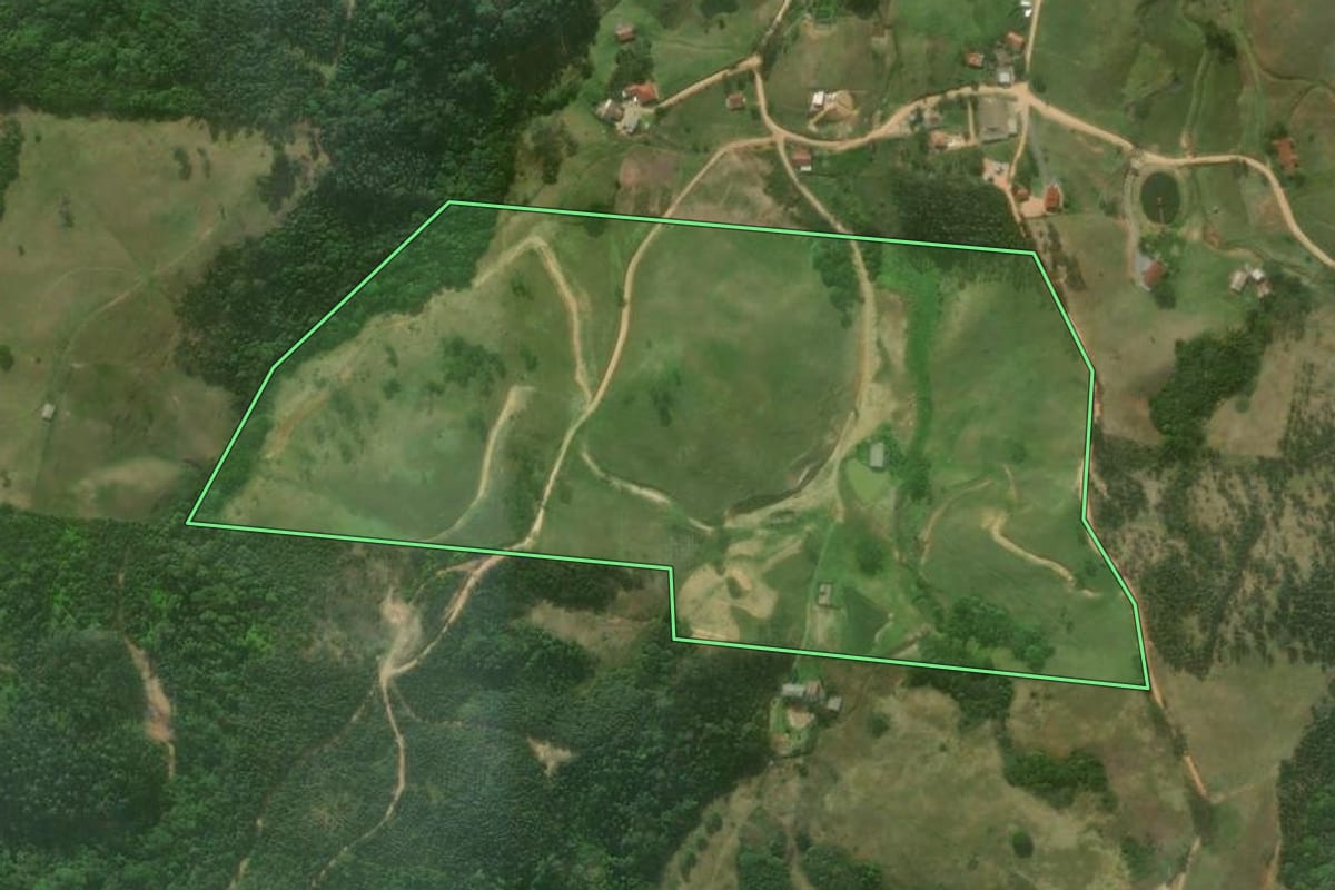 Imagem de satélite do imóvel rural em Imaruí (SC), com o contorno declarado no CAR desenhado por cima.