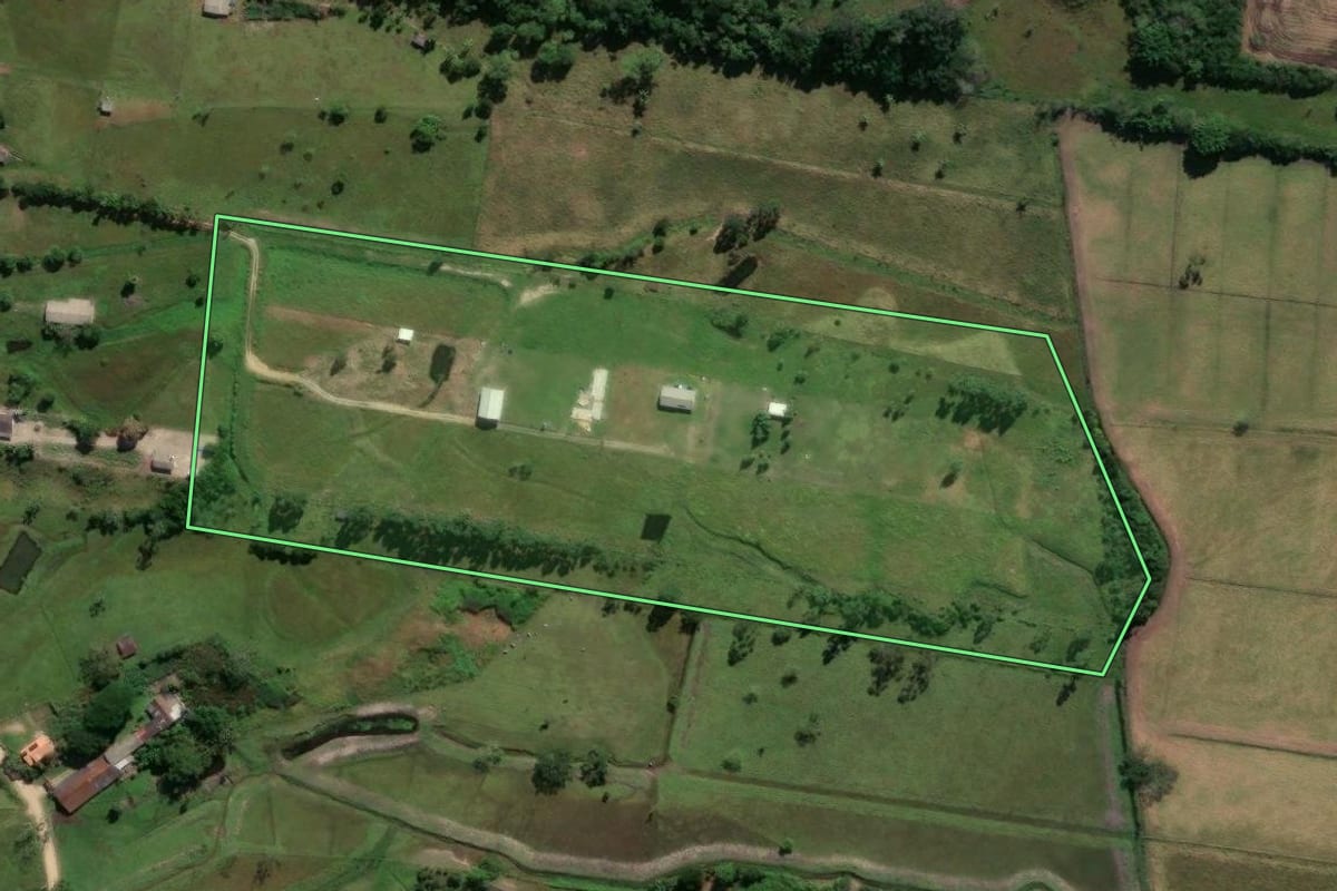 Imagem de satélite do imóvel rural em Imaruí (SC), com o contorno declarado no CAR desenhado por cima.