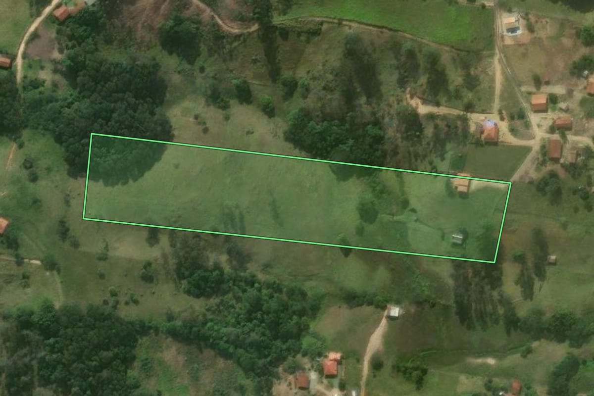 Imagem de satélite do imóvel rural em Imaruí (SC), com o contorno declarado no CAR desenhado por cima.