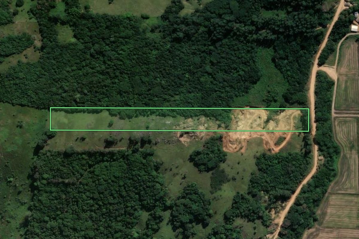 Imagem de satélite do imóvel rural em Imaruí (SC), com o contorno declarado no CAR desenhado por cima.