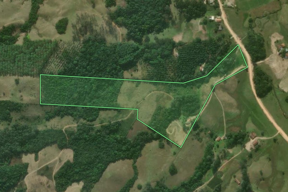 Imagem de satélite do imóvel rural em Imaruí (SC), com o contorno declarado no CAR desenhado por cima.