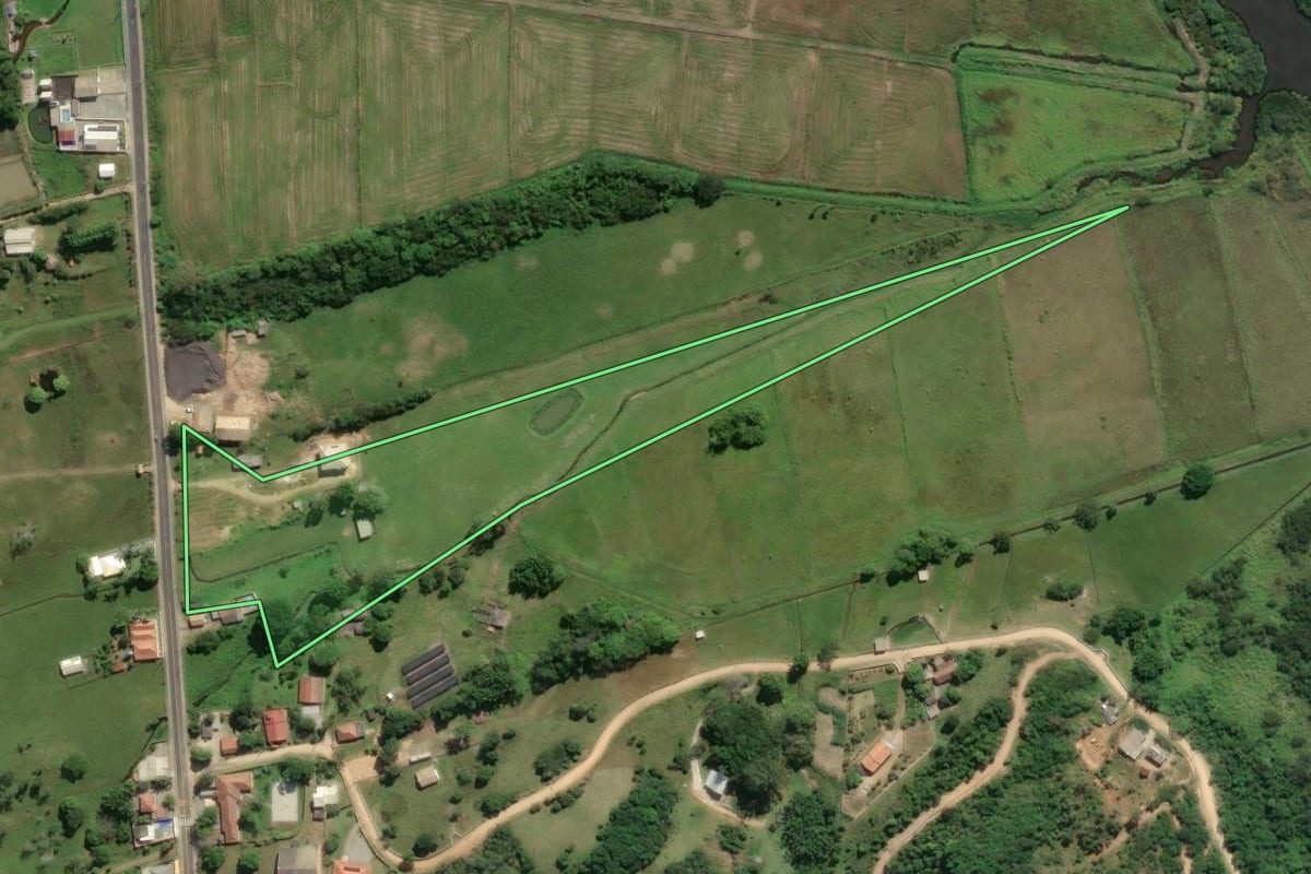 Imagem de satélite do imóvel rural em Imaruí (SC), com o contorno declarado no CAR desenhado por cima.