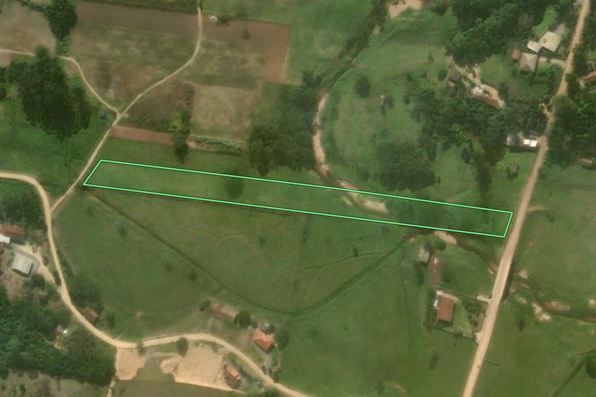 Imagem de satélite do imóvel rural em Imaruí (SC), com o contorno declarado no CAR desenhado por cima.