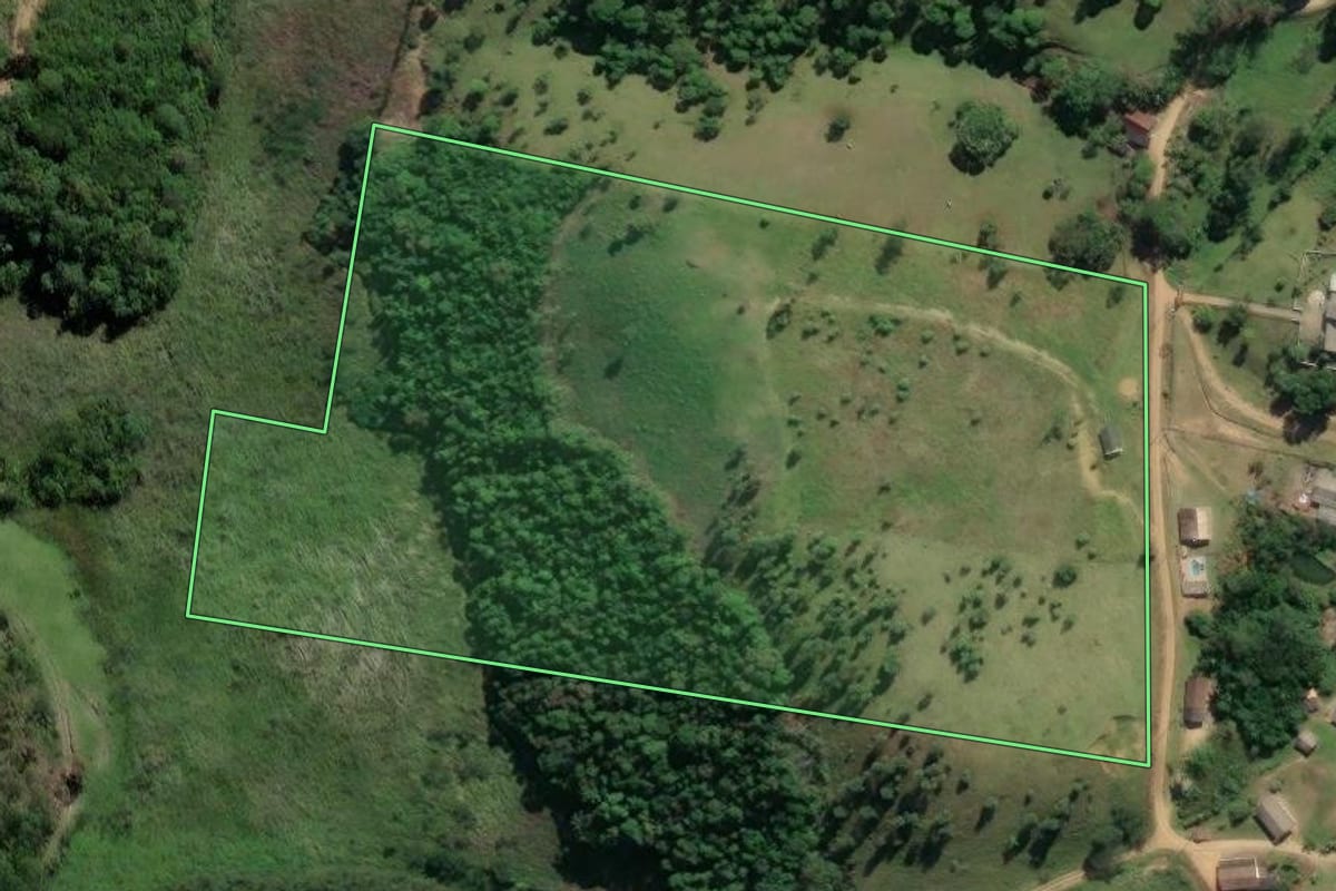 Imagem de satélite do imóvel rural em Imaruí (SC), com o contorno declarado no CAR desenhado por cima.