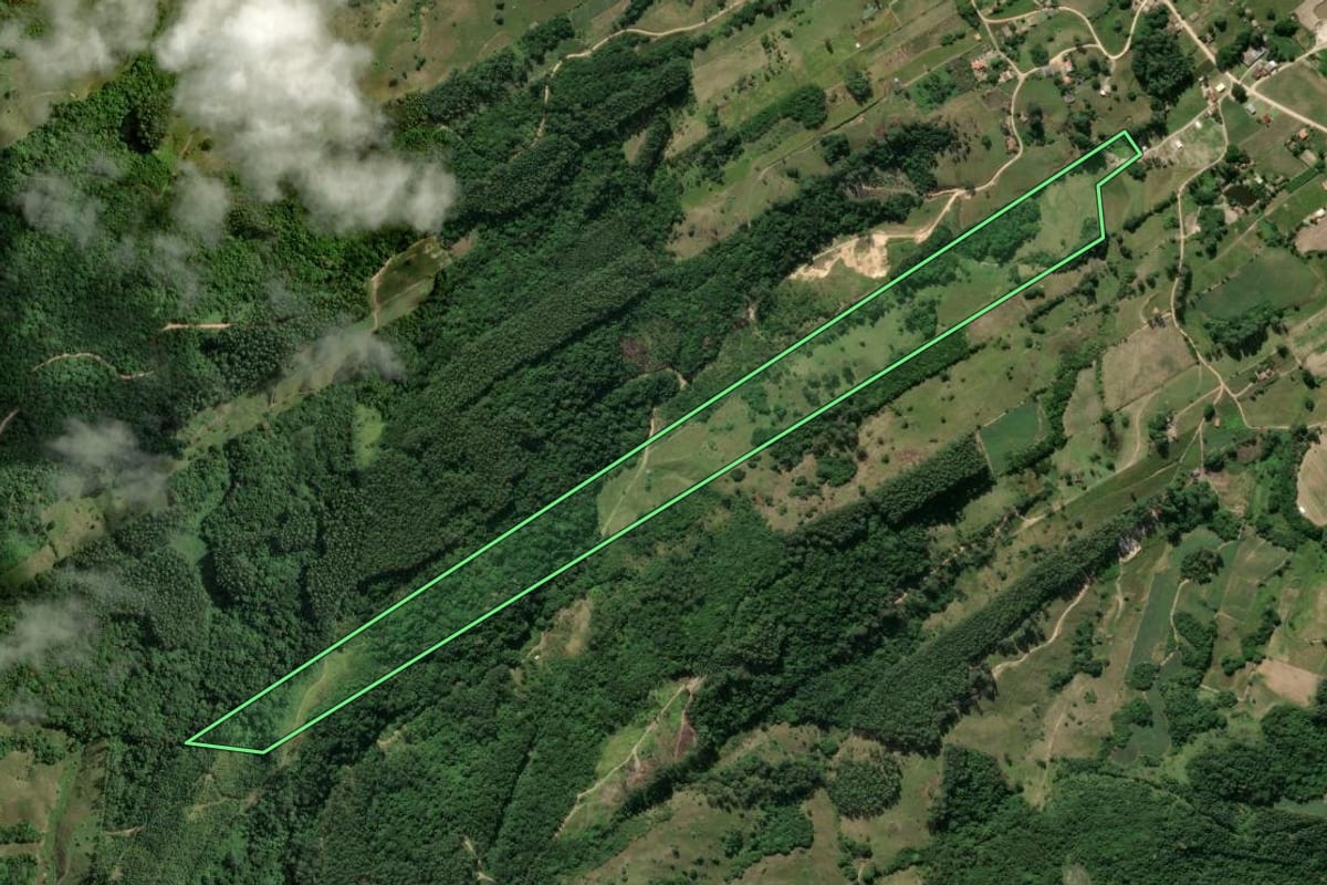 Imagem de satélite do imóvel rural em Imaruí (SC), com o contorno declarado no CAR desenhado por cima.