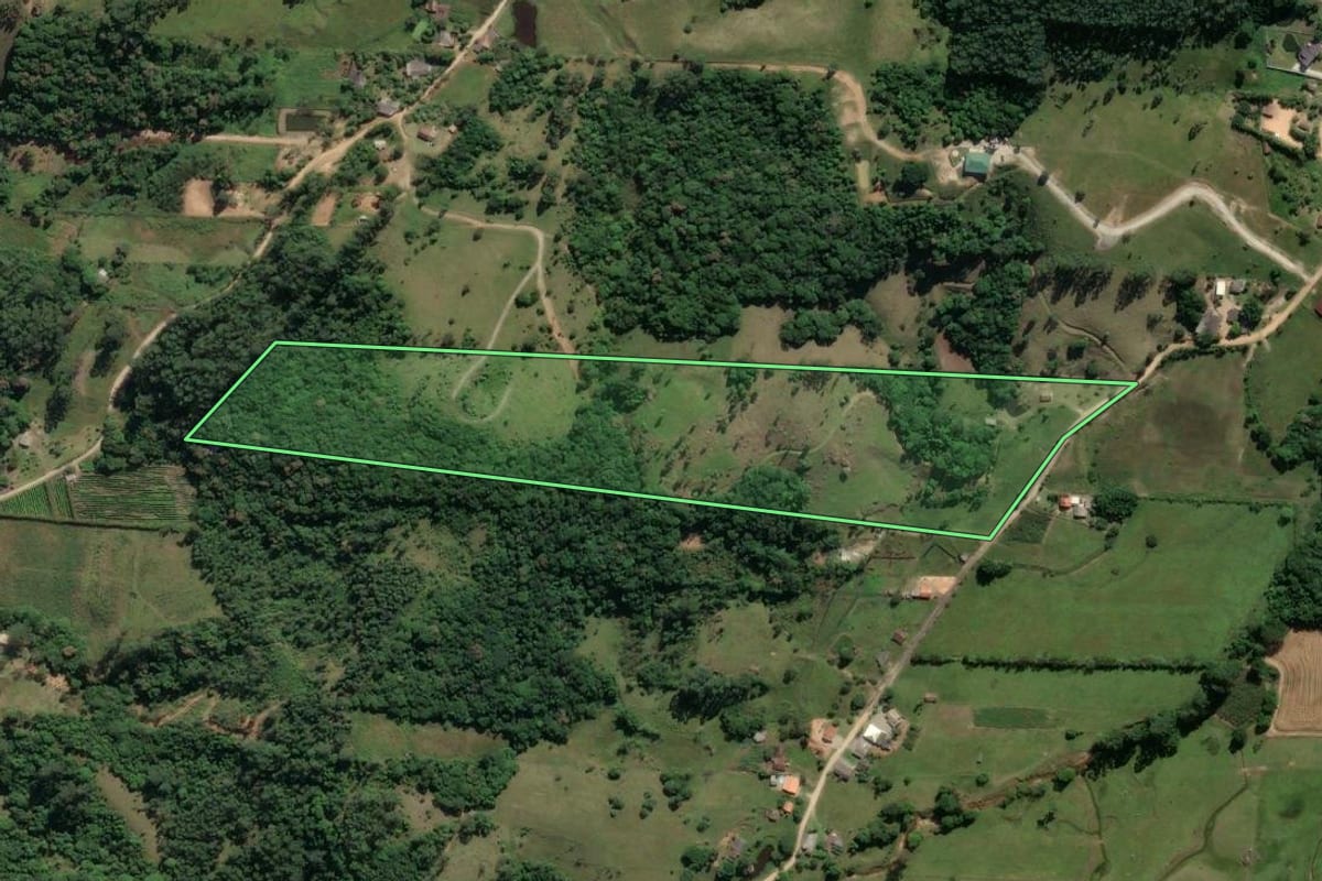 Imagem de satélite do imóvel rural em Imaruí (SC), com o contorno declarado no CAR desenhado por cima.