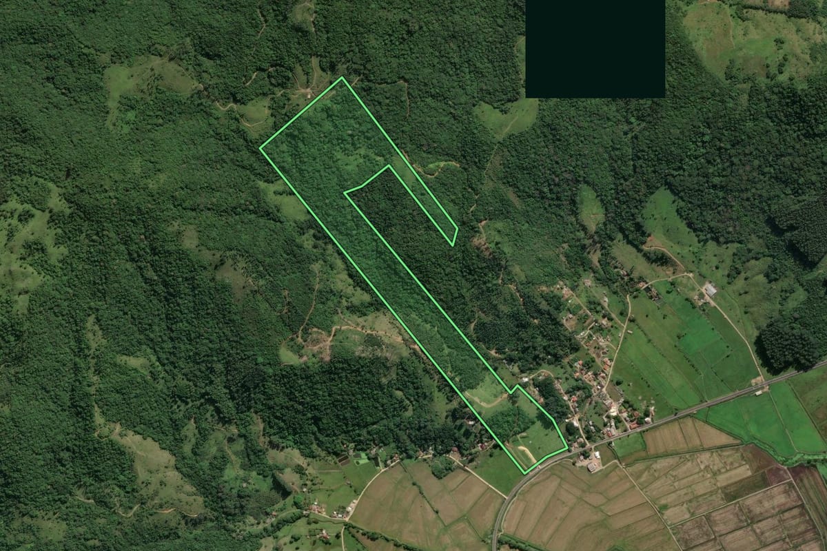 Imagem de satélite do imóvel rural em Imaruí (SC), com o contorno declarado no CAR desenhado por cima.