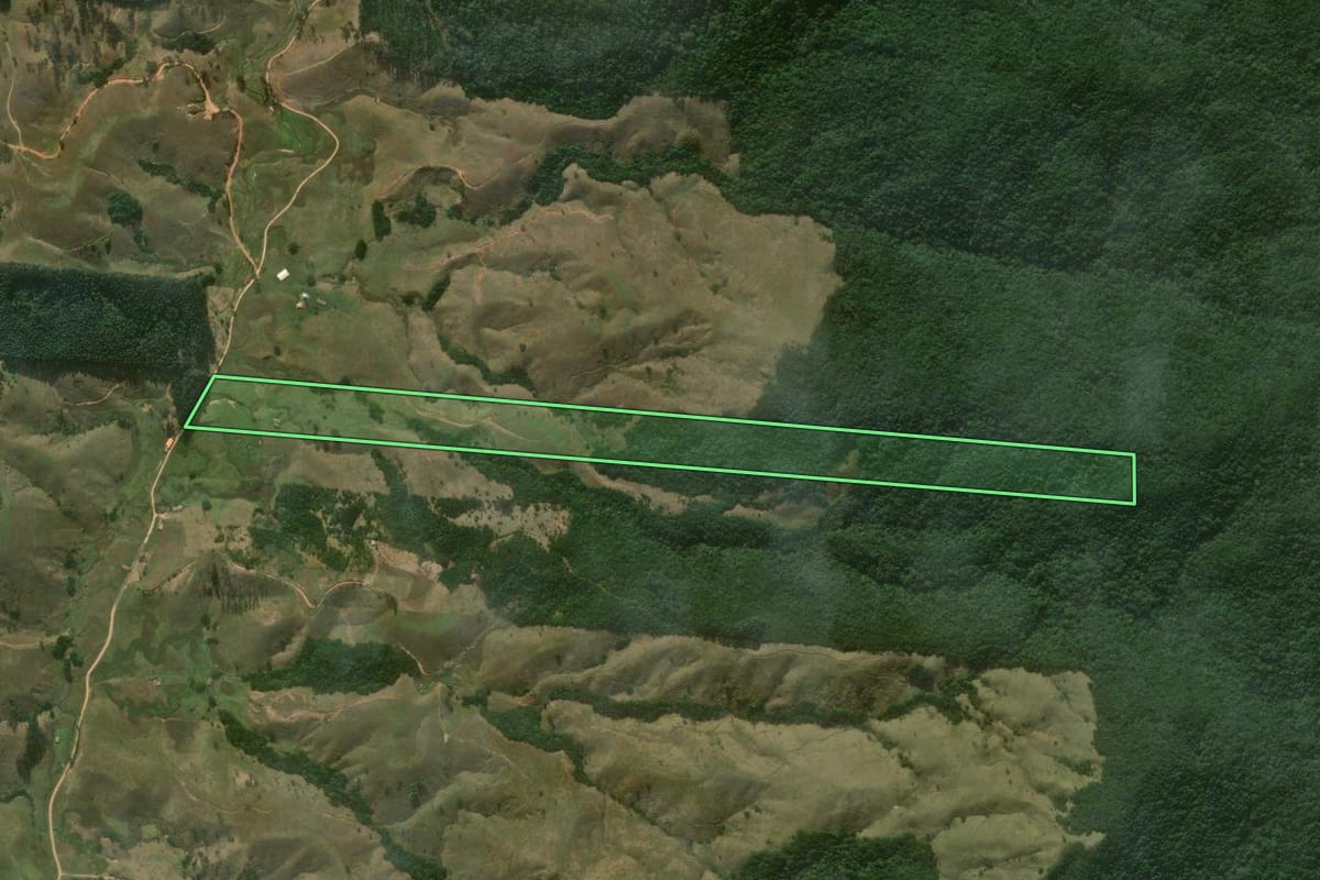 Imagem de satélite do imóvel rural em Imaruí (SC), com o contorno declarado no CAR desenhado por cima.