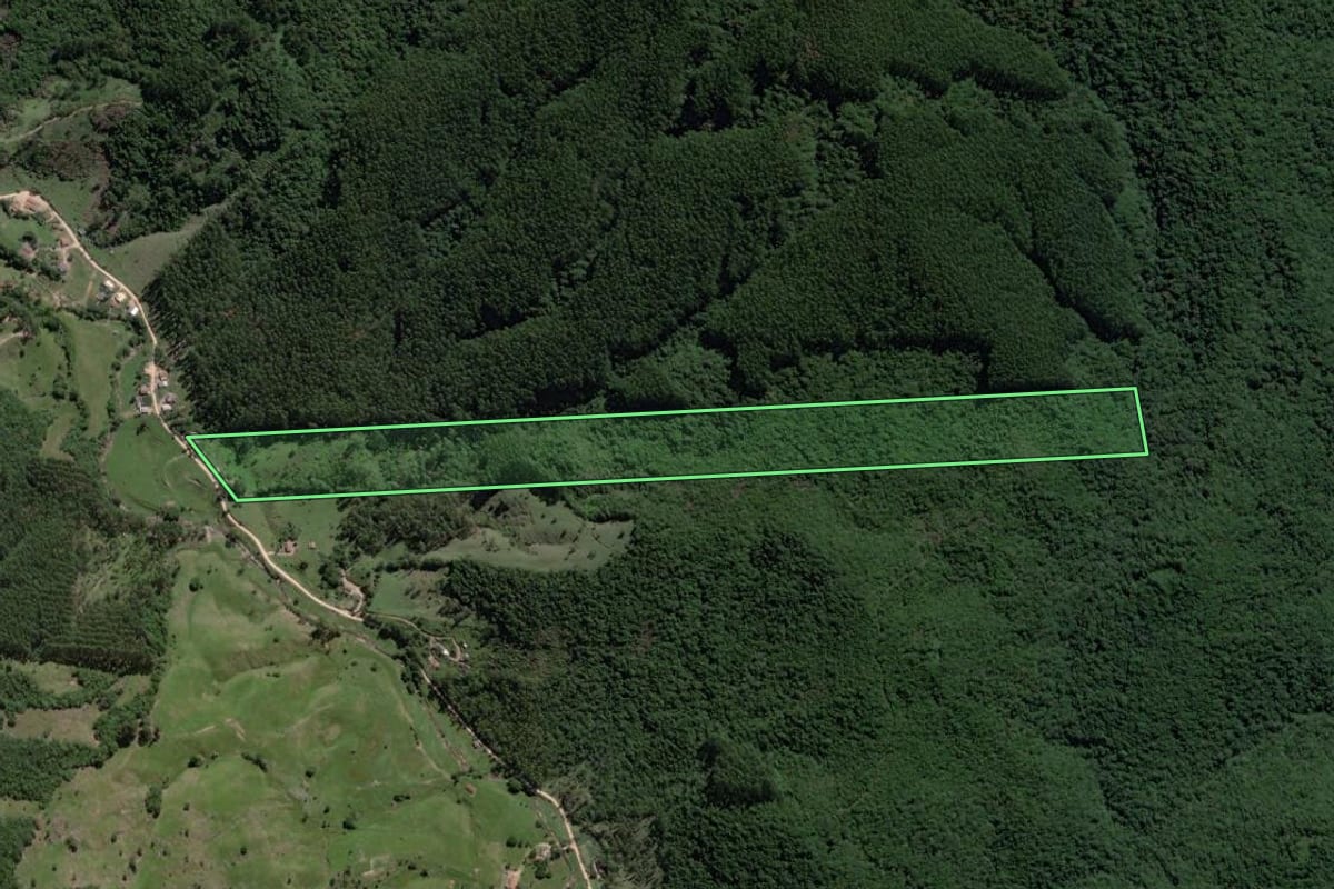 Imagem de satélite do imóvel rural em Imaruí (SC), com o contorno declarado no CAR desenhado por cima.