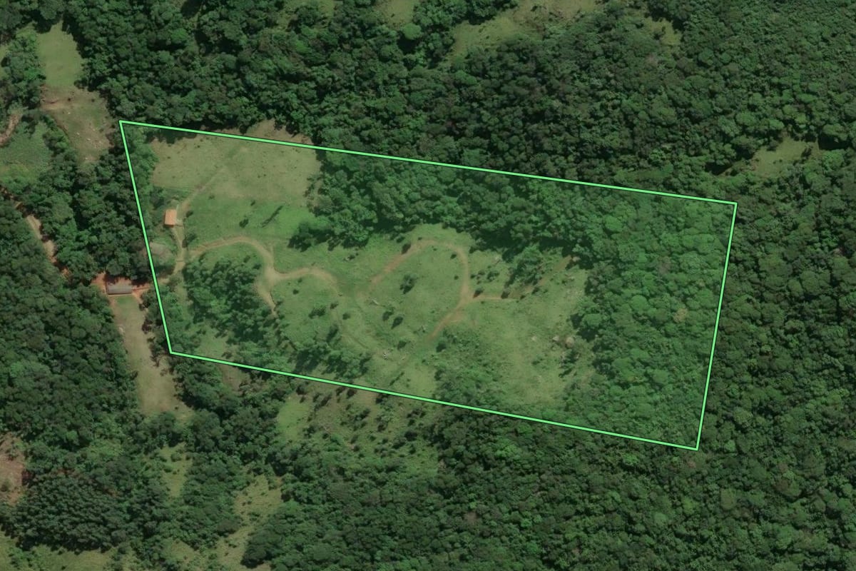Imagem de satélite do imóvel rural em Imaruí (SC), com o contorno declarado no CAR desenhado por cima.