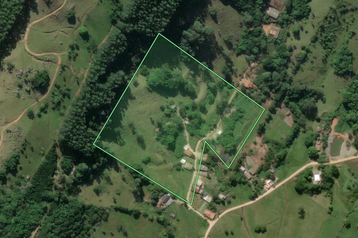 Imagem de satélite do imóvel rural em Imaruí (SC), com o contorno declarado no CAR desenhado por cima.