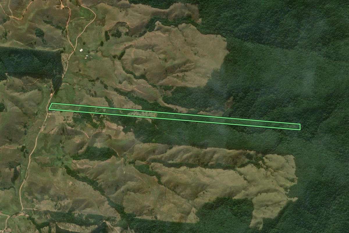 Imagem de satélite do imóvel rural em Imaruí (SC), com o contorno declarado no CAR desenhado por cima.