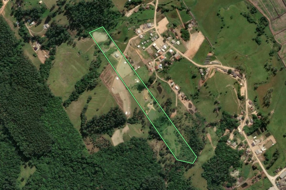 Imagem de satélite do imóvel rural em Imaruí (SC), com o contorno declarado no CAR desenhado por cima.