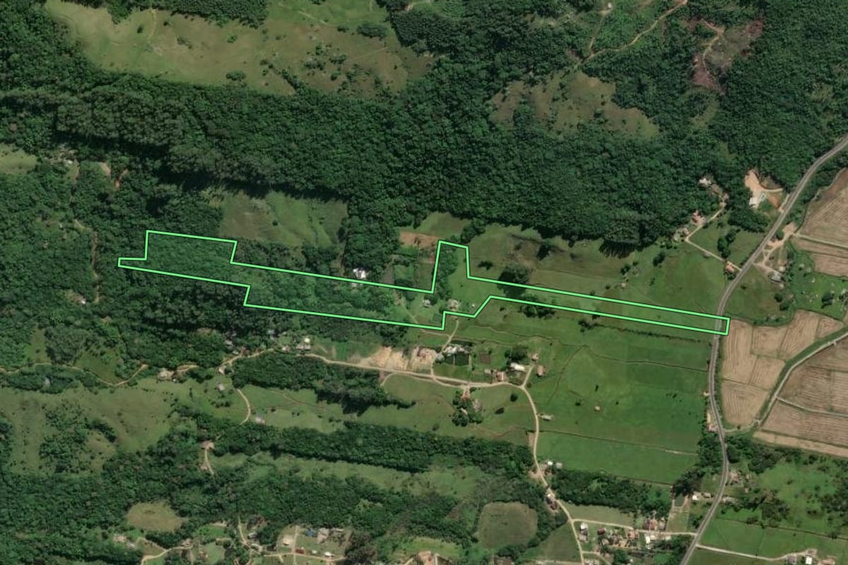 Imagem de satélite do imóvel rural em Imaruí (SC), com o contorno declarado no CAR desenhado por cima.