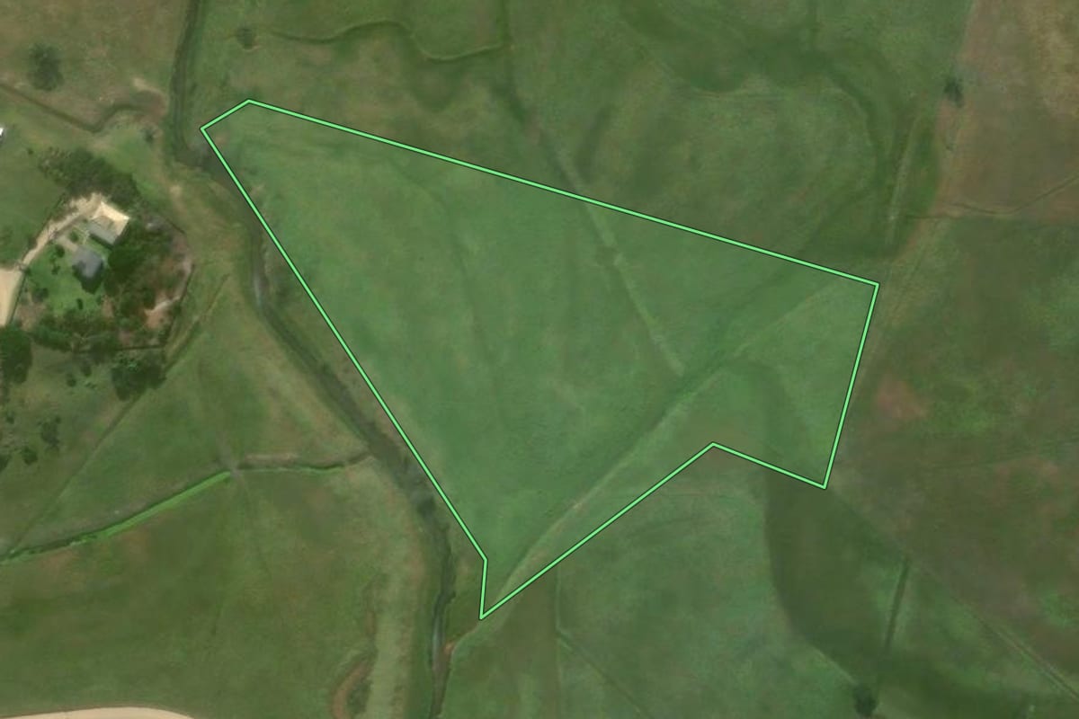 Imagem de satélite do imóvel rural em Imaruí (SC), com o contorno declarado no CAR desenhado por cima.