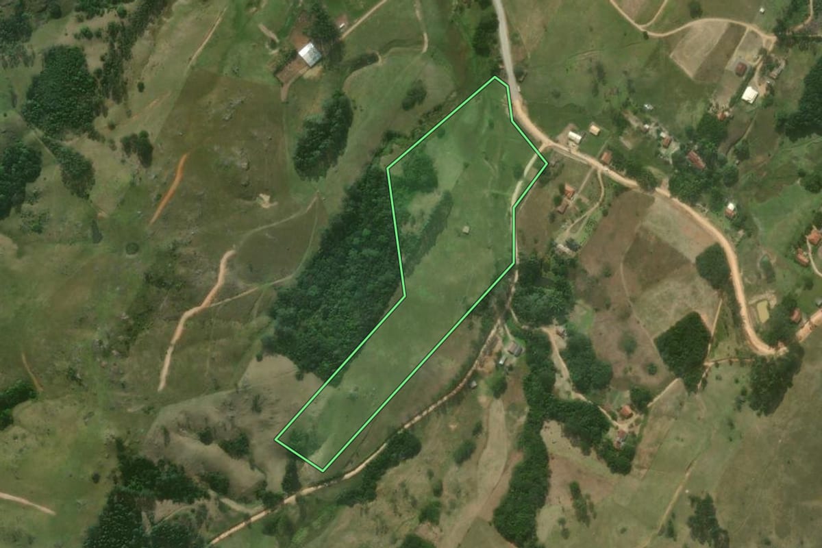 Imagem de satélite do imóvel rural em Imaruí (SC), com o contorno declarado no CAR desenhado por cima.