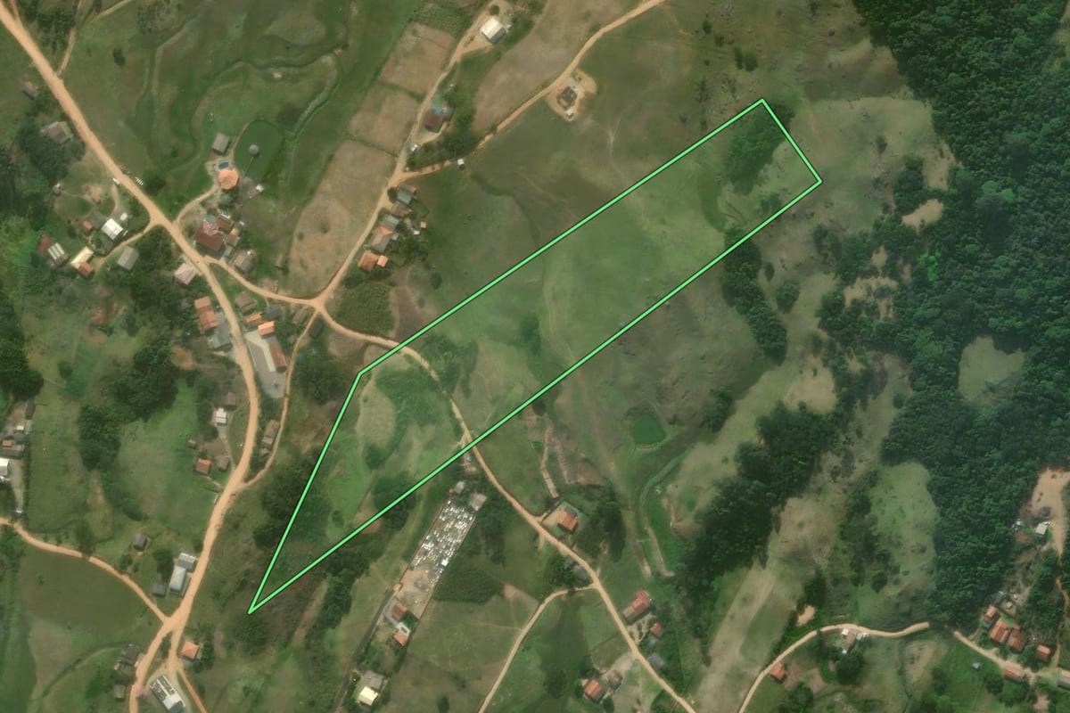 Imagem de satélite do imóvel rural em Imaruí (SC), com o contorno declarado no CAR desenhado por cima.
