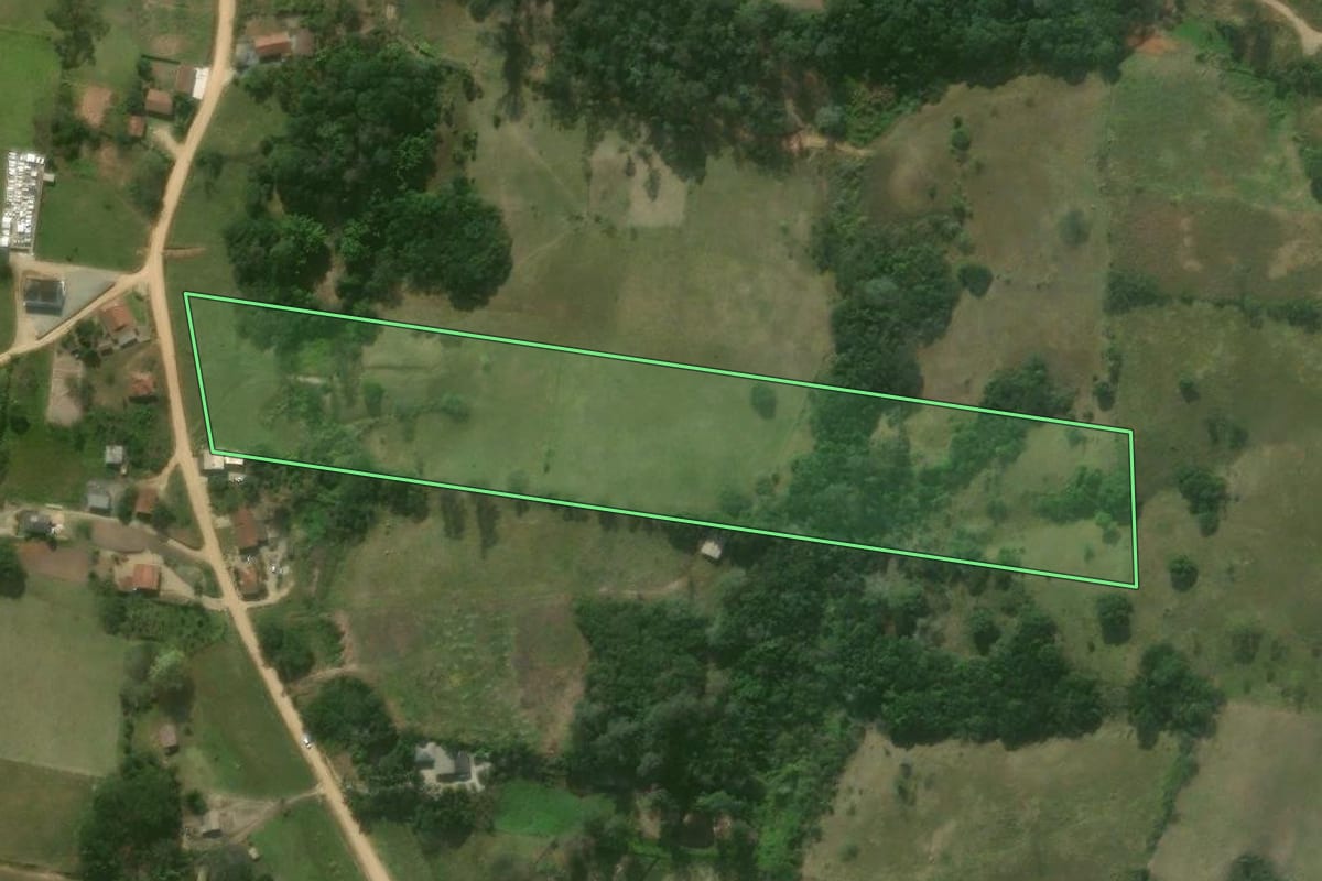 Imagem de satélite do imóvel rural em Imaruí (SC), com o contorno declarado no CAR desenhado por cima.