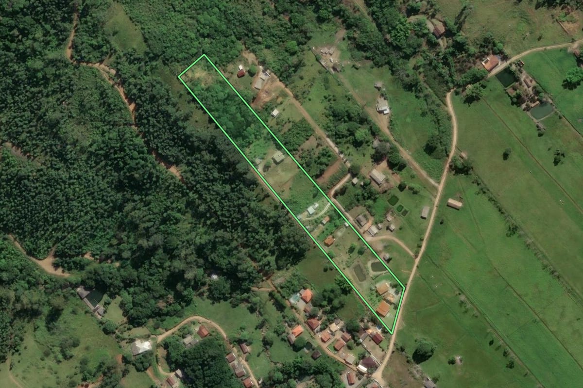 Imagem de satélite do imóvel rural em Imaruí (SC), com o contorno declarado no CAR desenhado por cima.