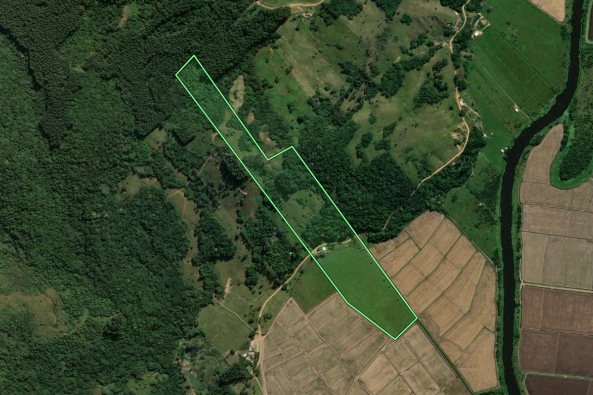 Imagem de satélite do imóvel rural em Imaruí (SC), com o contorno declarado no CAR desenhado por cima.