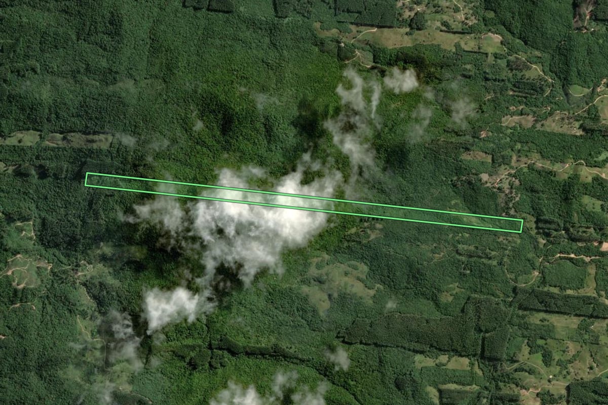 Imagem de satélite do imóvel rural em Imaruí (SC), com o contorno declarado no CAR desenhado por cima.