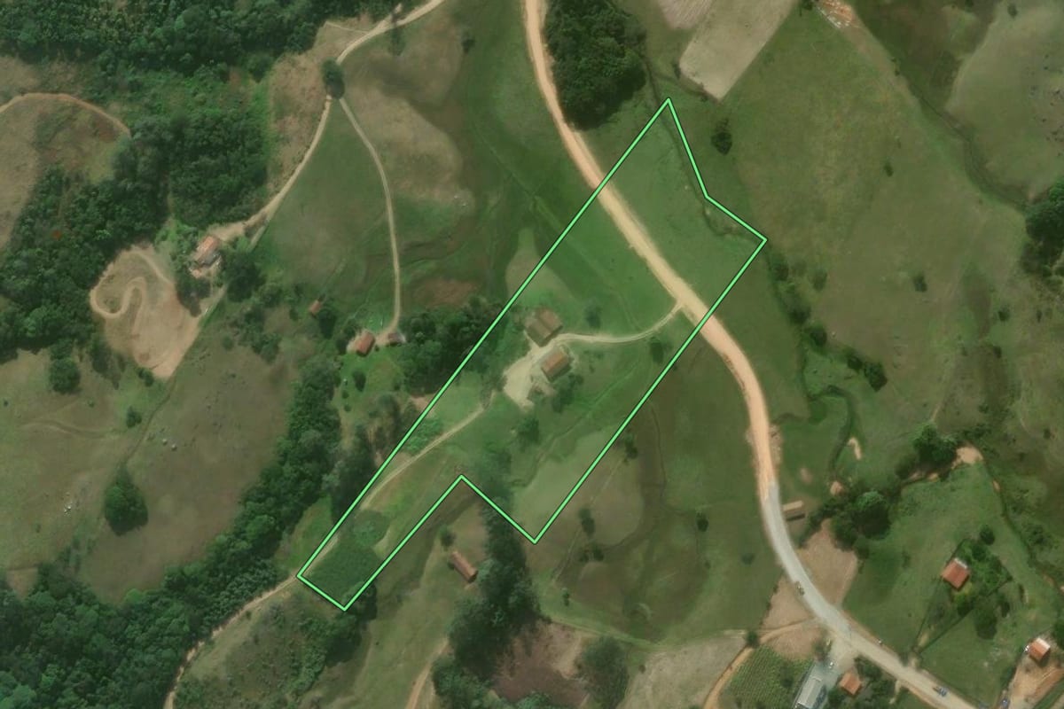 Imagem de satélite do imóvel rural em Imaruí (SC), com o contorno declarado no CAR desenhado por cima.