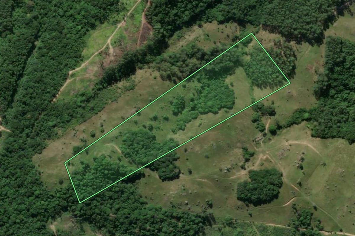 Imagem de satélite do imóvel rural em Imaruí (SC), com o contorno declarado no CAR desenhado por cima.